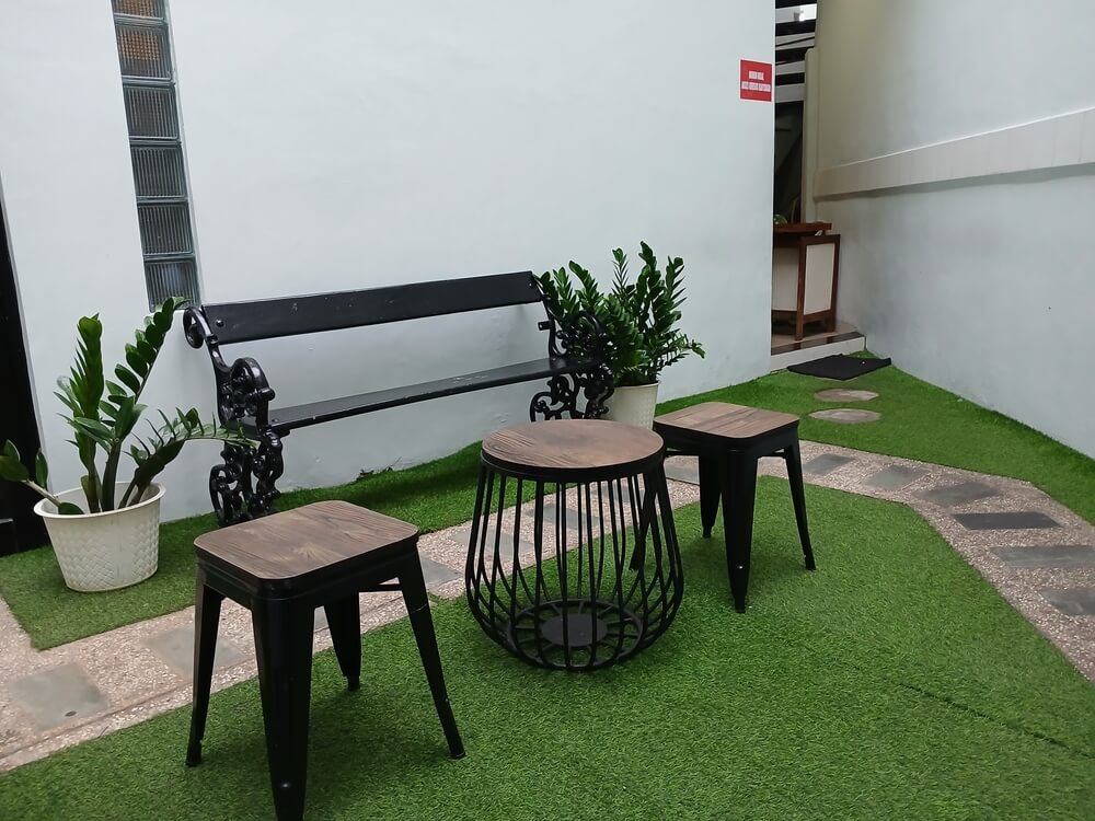 jardín cesped artificial y plantas