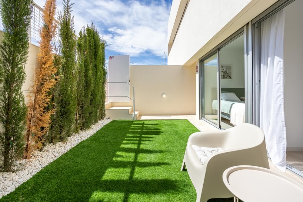 jardín pequeño cesped y grava